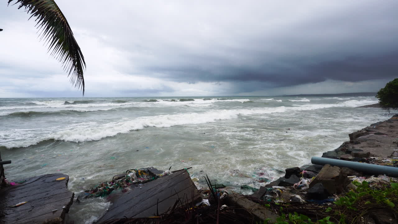 Vidéo de stock Premium L élévation du niveau de la mer frappe les