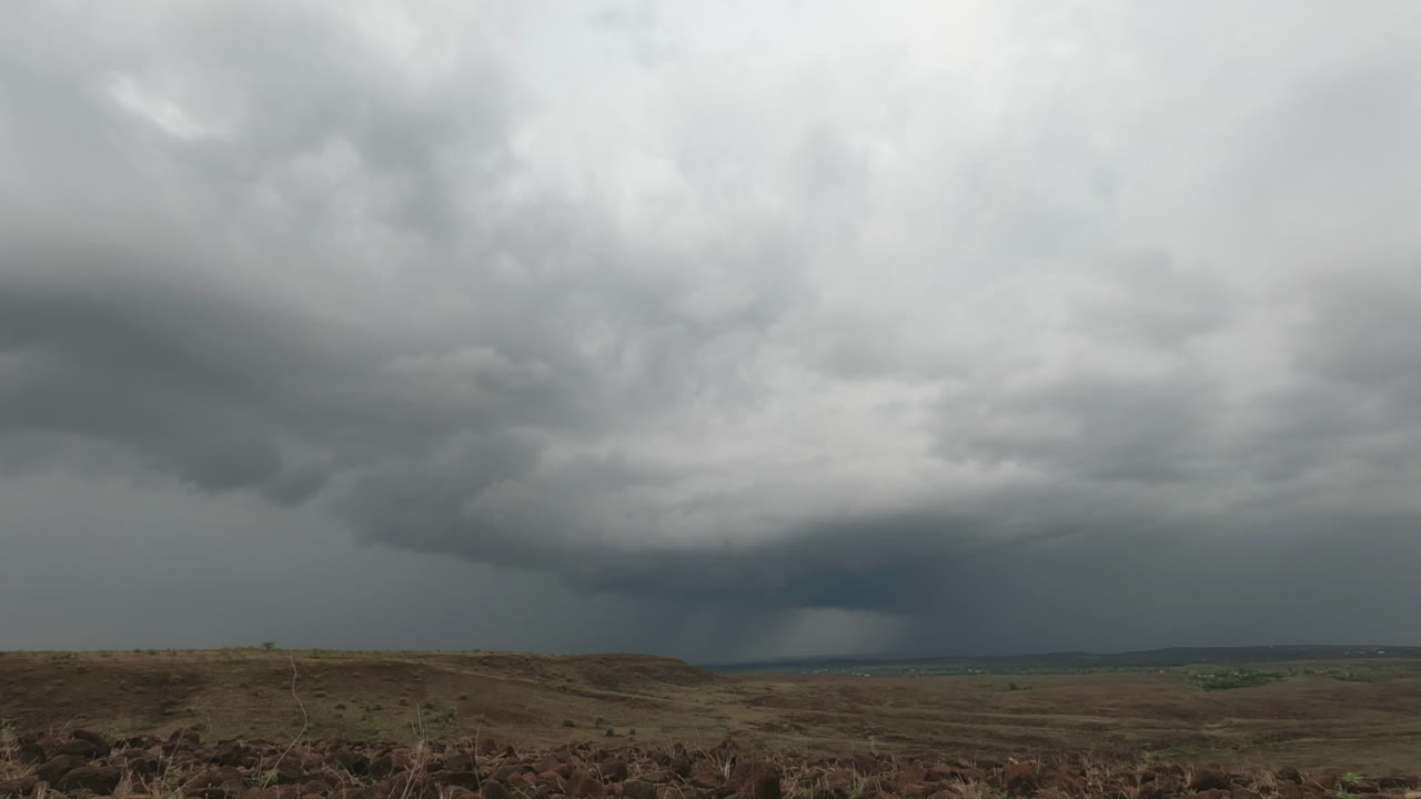 Descarga Gratis Vídeos De Stock De Reunión De Enormes Nubes De Tormenta