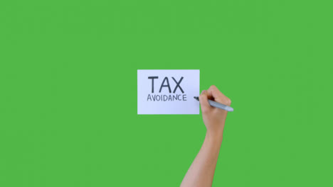Frau-Schreibt-Steuervermeidung-Auf-Papier-Mit-Grünem-Bildschirm-01