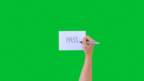 Frau-Schreibt-Pass-Auf-Papier-Mit-Grünem-Bildschirm