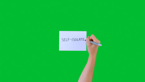 Frau-Schreibt-Selbstisolation-Auf-Papier-Mit-Grünem-Bildschirm