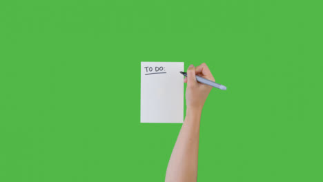 Frau-Schreibt-Auf-Papier-Mit-Grünem-Bildschirm