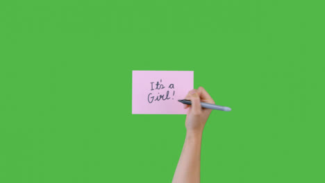 Frau-Schreibt-Ein-Mädchen-Auf-Papier-Mit-Grünem-Bildschirm