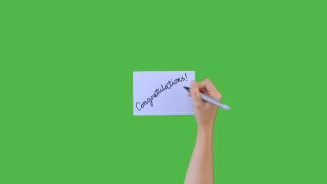 Frau-Schreibt-Glückwünsche-Auf-Papier-Mit-Grünem-Bildschirm