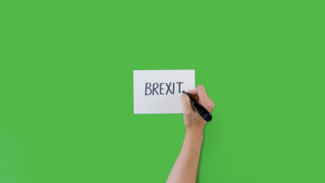 Frau-Schreibt-Brexit-Auf-Papier-Mit-Grünem-Bildschirm
