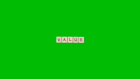 Stop-Motion-Geschäftskonzept-Overhead-Green-Screen-Buchstabenfliesen-Aus-Holz,-Die-Wortwert-Bilden