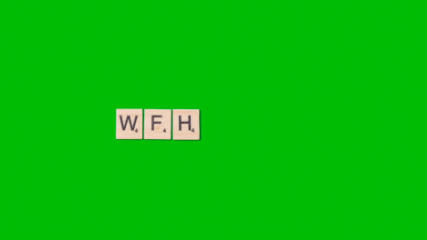 Stop-Motion-Geschäftskonzept-Overhead-Holzbuchstabenfliesen,-Die-Akronym-Wfh-Auf-Grünem-Bildschirm-Bilden