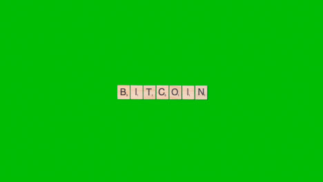 Stop-Motion-Geschäftskonzept-über-Dem-Schreibtisch-Aus-Holzbuchstaben,-Die-Das-Wort-Bitcoin-Bilden