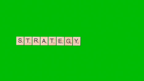 Stop-Motion-Geschäftskonzept-Overhead-Holzbuchstabenfliesen,-Die-Wortstrategie-Auf-Grünem-Bildschirm-Bilden-1