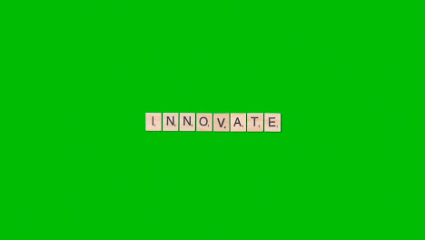 Stop-Motion-Geschäftskonzept-Overhead-Holzbuchstabenfliesen,-Die-Wort-Innovation-Auf-Grünem-Bildschirm-Bilden