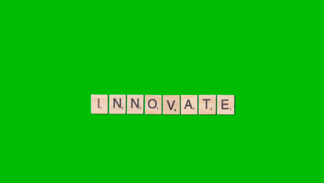 Stop-Motion-Geschäftskonzept-Overhead-Holzbuchstabenfliesen,-Die-Wort-Innovation-Auf-Green-Screen-1-Bilden