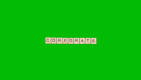 Stop-Motion-Geschäftskonzept-Overhead-Holzbuchstabenfliesen,-Die-Wort-Corporate-Auf-Grünem-Bildschirm-Bilden