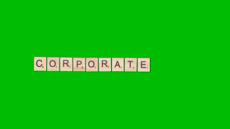 Stop-Motion-Geschäftskonzept-Overhead-Holzbuchstabenfliesen,-Die-Wort-Corporate-Auf-Green-Screen-1-Bilden