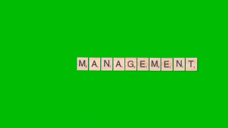 Stop-Motion-Geschäftskonzept-Overhead-Holzbuchstabenfliesen,-Die-Wortmanagement-Auf-Grünem-Bildschirm-1-Bilden