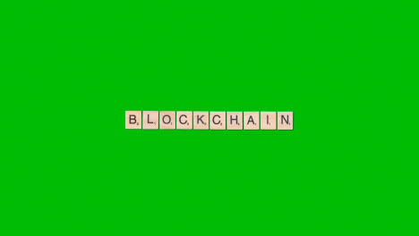 Stop-Motion-Geschäftskonzept-Overhead-Holzbuchstaben-Fliesen,-Die-Wort-Blockchain-Auf-Grünem-Bildschirm-Bilden