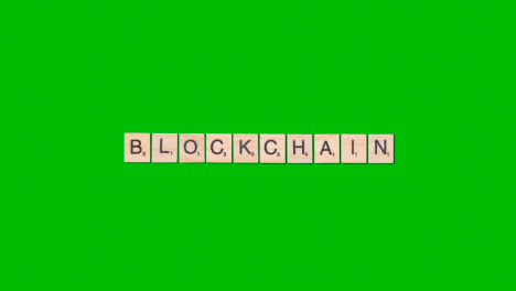 Stop-Motion-Geschäftskonzept-Overhead-Holzbuchstabenfliesen,-Die-Wort-Blockchain-Auf-Grünem-Bildschirm-Bilden-1
