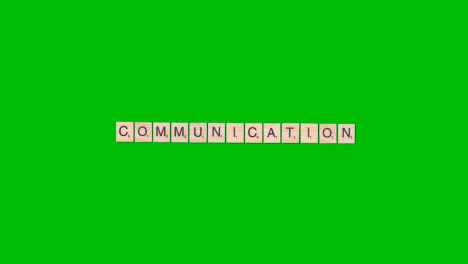 Stop-Motion-Geschäftskonzept-Overhead-Holzbuchstabenfliesen,-Die-Wortkommunikation-Auf-Grünem-Bildschirm-Bilden