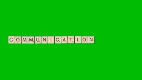 Stop-Motion-Geschäftskonzept-Overhead-Holzbuchstabenfliesen-Bilden-Wortkommunikation-Auf-Grünem-Bildschirm-1