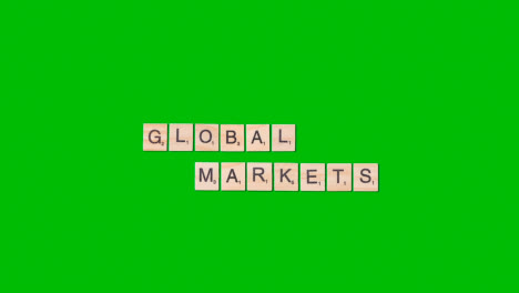 Stop-Motion-Geschäftskonzept-Overhead-Holzbuchstabenfliesen,-Die-Wörter-Globale-Märkte-Auf-Grünem-Bildschirm-Bilden