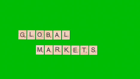 Stop-Motion-Geschäftskonzept-Overhead-Buchstaben-Aus-Holz,-Die-Wörter-Bilden,-Globale-Märkte-Auf-Grünem-Bildschirm-1