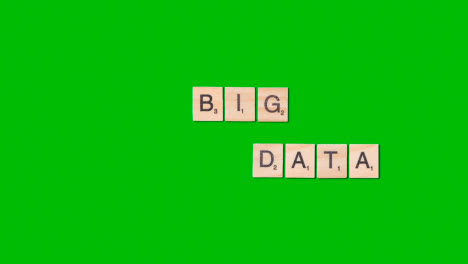 Stop-Motion-Geschäftskonzept-Overhead-Holzbuchstabenfliesen,-Die-Wörter-Big-Data-Auf-Green-Screen-1-Bilden