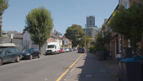 Calle-Residencial-En-Londres-Inglaterra-Reino-Unido-Con-Bloque-De-Pisos-De-Casas