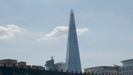 Exterior-Del-Edificio-De-Oficinas-Shard-En-El-Moderno-Distrito-De-Negocios-De-Londres,-Gran-Bretaña.