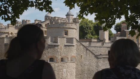 Exterior-Of-The-Tower-Of-London-England-UK-With-Tourists-In-Foreground