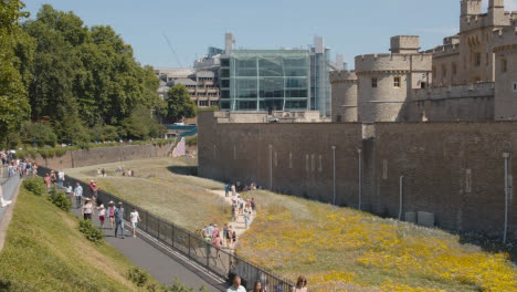 Außenansicht-Des-Tower-Of-London-England-Großbritannien-Mit-Gärten,-Die-Für-Superbloom-Events-Gepflanzt-Wurden