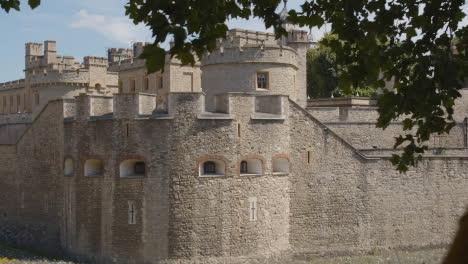 Außenansicht-Des-Tower-Of-London-England-Großbritannien-Mit-Gärten,-Die-Für-Superbloom-Event-2-Gepflanzt-Wurden