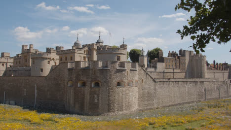 Außenansicht-Des-Tower-Of-London-England-Großbritannien-Mit-Gärten,-Die-Für-Superbloom-Event-3-Gepflanzt-Wurden