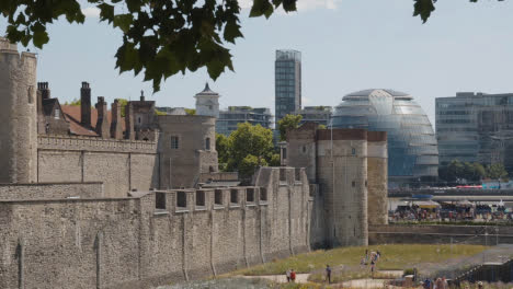 Außenansicht-Des-Tower-Of-London-England-Großbritannien-Mit-Gärten,-Die-Für-Superbloom-Event-5-Gepflanzt-Wurden