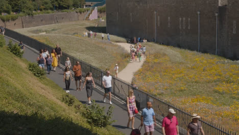 Außenansicht-Des-Tower-Of-London-England-Großbritannien-Mit-Gärten,-Die-Für-Superbloom-Event-6-Gepflanzt-Wurden