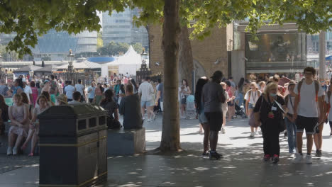 Crowd-Of-Summer-Tourists-Walking-By-The-Tower-Of-London-England-UK