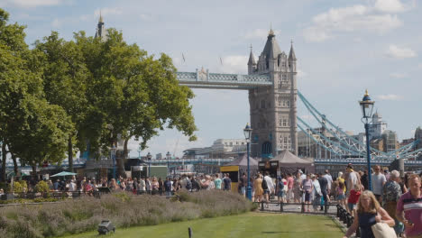 Menge-Sommertouristen,-Die-An-Der-Tower-Bridge-London-England-Großbritannien-2-Vorbeigehen