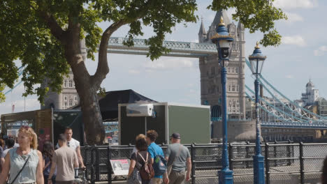 Menge-Von-Sommertouristen,-Die-An-Der-Tower-Bridge-London-England-Großbritannien-4-Vorbeigehen
