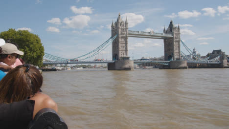Menge-Von-Sommertouristen,-Die-An-Der-Tower-Bridge-London-England-Großbritannien-5-Vorbeigehen