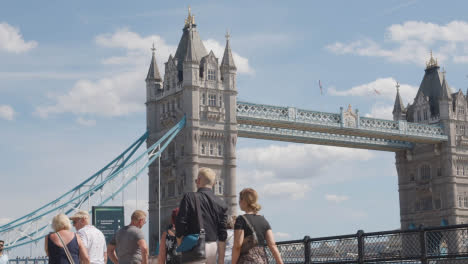 Menge-Von-Sommertouristen,-Die-An-Der-Tower-Bridge-London-England-Großbritannien-6-Vorbeigehen