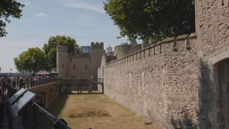 Menge-Von-Sommertouristen,-Die-Am-Tower-Von-London-England-Großbritannien-2-Vorbeigehen