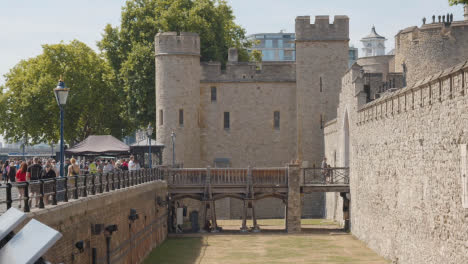 Masse-Der-Sommertouristen,-Die-Durch-Den-Tower-Von-London-England-Uk-3-Gehen