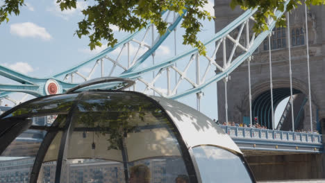 Multitud-De-Turistas-De-Verano-Caminando-Por-El-Puente-De-La-Torre-Londres-Inglaterra-Reino-Unido-Con-Vainas-De-Restaurante-En-Primer-Plano-1