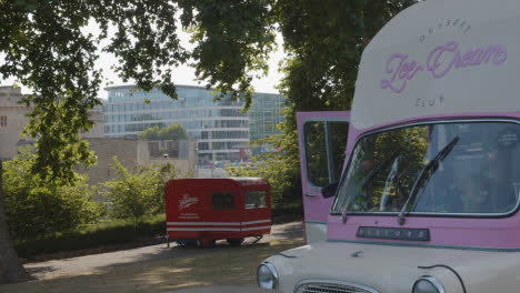 Vintage-Ice-Cream-Van-Parked-Near-Tower-Of-London-England-UK