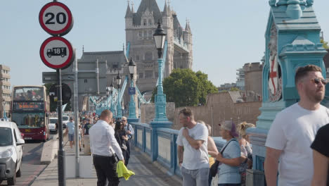 Sommertouristen,-Die-Durch-Die-Tower-Bridge-London-England-Uk-Mit-Verkehr-Gehen