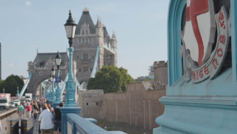 Turistas-De-Verano-Caminando-Por-El-Puente-De-La-Torre-Londres-Inglaterra-Reino-Unido-Con-Tráfico-2