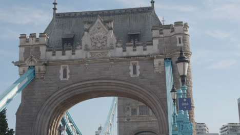 Sommertouristen-Zu-Fuß-über-Die-Tower-Bridge-London-England-UK-Mit-Verkehr