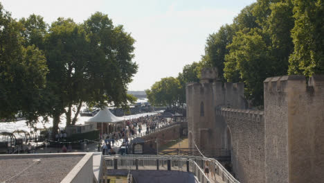 Multitud-De-Turistas-De-Verano-Caminando-Por-La-Torre-De-Londres-Inglaterra-Reino-Unido-4