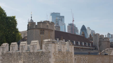 Exterior-De-La-Torre-De-Londres-Con-El-Horizonte-De-La-Ciudad-Moderna-Detrás-De-Inglaterra-Reino-Unido