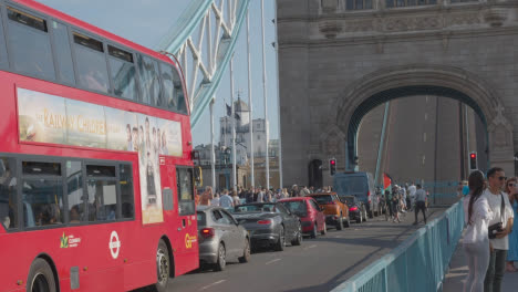 Tower-Bridge-London-England-Großbritannien-Mit-Touristen-Und-Verkehr-Angehoben