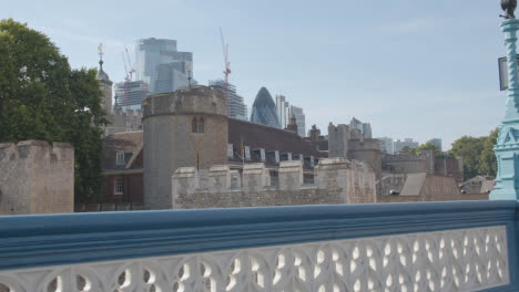 Desde-El-Puente-De-La-Torre-Hasta-El-Exterior-De-La-Torre-De-Londres-Con-El-Horizonte-De-La-Ciudad-Moderna-Detrás-De-Inglaterra-Reino-Unido