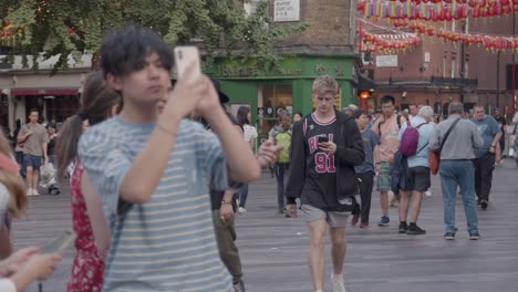 Multitud-De-Turistas-De-Verano-Caminando-Por-Las-Calles-De-Chinatown-En-Londres,-Inglaterra,-Reino-Unido-1